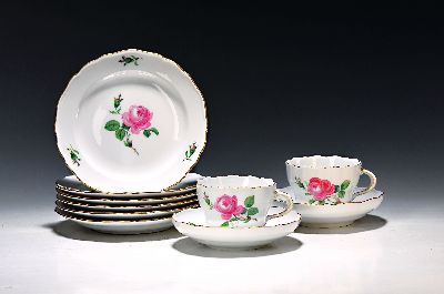 6 Kaffeegedecke und Zubehör, Meisen, 20. Jh., Neuer Ausschnitt, rote Rose, dazu eine Schale mit Wellendekor, D. 27.5 cm, kl. Tablett, Goldrand ber., ...