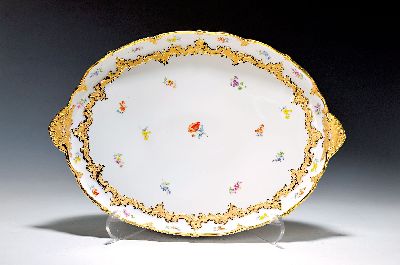 Tablett, Meissen, B-Form, 2. Wahl, Porzellan, gestreute Blümchen, Matt- und Glanzvergoldung, L. 44 cm