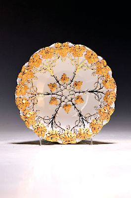 Kleiner Prunkteller, Meissen, 2. Wahl, reliefierte Weinlaubdekor, Matt- und Glanzvergoldung, D. 21 cm