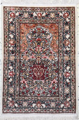 Hereke Seide fein signiert, Türkei, Mitte 20.Jhd, reine Naturseide"Metallbroschiert",ca. 78 x 55 cm, EHZ: 1-2