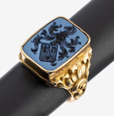 Achat-Siegelring, Silber verg., Lagenachat -Intaglio, Darstellung eines Familienwappens, Ringschultern mit Rocaillen, RW 64, Siegelabdruck anbei