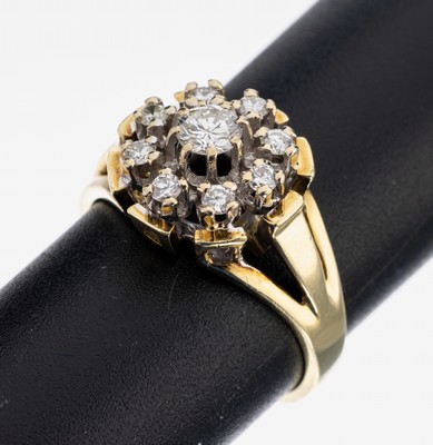 14 kt Gold Brillant-Ring, GG/WG 585/000, mittig erhaben gefasster Brillant ca. 0.25 ct Weiß/si, umgeben von 8 Brillanten zus. ca. 0.24 ct Weiß/si, ...
