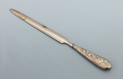 Jugendstil Brieföffner, Frankreich um 1900, Griff Silber, gefüllt, zeittyp. Dekor mit Mistelzweigen, Klinge Metall, L. ca. 21.5 cm, zeittyp., ...