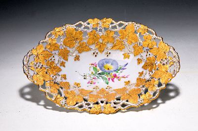 Prunkschale, Meissen, Pfeifferzeit 1924-34, 1. Wahl, reich reliefiert und matt- und glanzvergoldet, mittig bunte Blumenmalerei, ca. 6x31x20cm, am ...