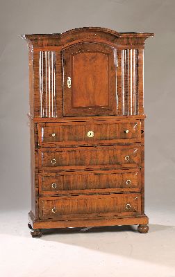 Windellade, Raum Bodensee, um 1800, Nussbaumfurnier, Unterteil mit vier Schubladen, eine abschließbar Oberteil mit Tür und Inneneinteilung mit vier ...