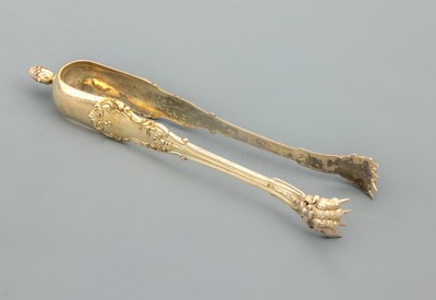 Zuckerzange, Frankreich um 1890, 800er Silber, teilvergoldet, berieben, klassizistischer Dekor, Enden in Klauenform, Zapfen-Bekrönung, L ca. 16 cm, ...