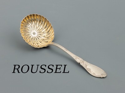 Zuckerstreulöffel, Frankreich um 1900, 950er Silber, teilvergoldet, Meistermarke ROUSSEL, dezenter Jugendstildekor mit Blüten- ranke, asymm. ...