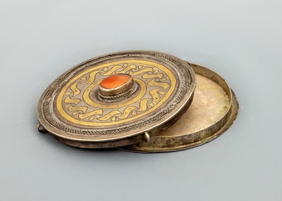 Amulett Anhänger, Turkmenistan um 1900, Silber und Gold/vergoldet, mittig ovaler Karneol, 4 Ösen auch zum Einnähen in Gewand, ...