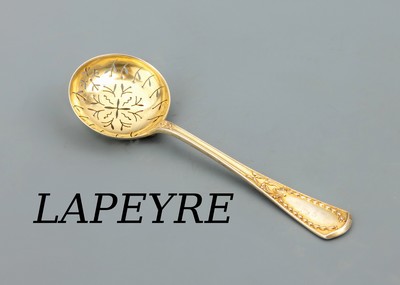 Zuckerstreulöffel, Frankreich um 1890, 950er Silber vergoldet, min. berieben, klassizistischer Dekor mit Girlande und Rokaillen, fein punziert und ...