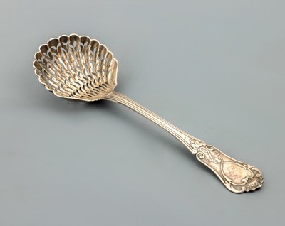 Zuckerstreulöffel, Frankreich um 1900, 950er Silber, abstrakt floraler Dekor, geometrisch gestaltet, Meistermarke wohl C.G.- C. Oragan, Laffe ...