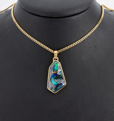 18 kt Gold Opal-Anhänger, GG 750/000, Boulderopal ca. 40.0 ct, Farbspiel in Blau und Grün, ca. 4 x 1.8 cm, an Kette, GG 585/000, L. ca. 60 cm, ...