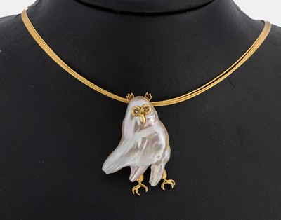 18 kt Gold Perl-Brillant-Anhänger, GG 750/000, Einzelanfertigung eines renommierten Idar-Obersteiner Goldschmieds, Darstellung einer Eule, Körper ...