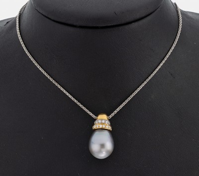 18 kt Gold und Platin Perl-Brillant-Anhänger, GG 750/000 und Pt, unrunde Tahiti -Zuchtperle, D. ca. 13.5 mm, Brillanten zus. ca. 0.57 ct feines ...