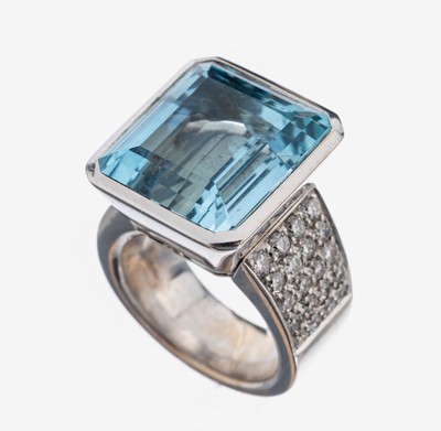 18 kt Gold Aquamarin-Brillant-Ring, WG 750/000, Einzelanfertigung eines renommierten Idar-Obersteiner Goldschmieds, Aquamarin im Treppenschliff ca. ...