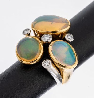 18 kt Gold und Platin Opal-Brillant-Ring, GG 750/000 und Platin, Einzelanfertigung einesrenommierten Idar-Obersteiner Goldschmieds, 3 ovale ...