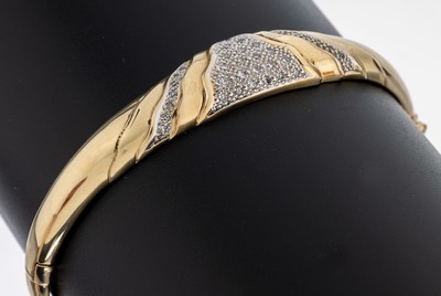 14 kt Gold Diamant-Armreif, GG 585/000, 35 8/8-Diamanten in rhod. Fassungen zus. ca. 0.20 ct Weiß/si, ca. 6 x 5 cm, Klappscharnier,Kastenschloss ...