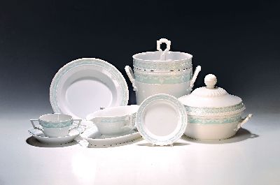 Tafelservice, KPM Berlin, Kurland, Pastellfond Lagune, 8 tiefe Teller/ Suppenteller, 5 Suppentassen mit Untertassen, 5 Brotteller, Sauciere, ...