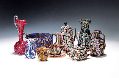 Mokka-Service und 5 Vasen, Murano, Mille-Fiorie-Dekor, 20. Jh., Mokkakanne, Zuckerdose, 2 Tassen mit Untertassen, Doppelhenkelschale B. 19 cm, Vasen ...