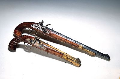 Zwei Replika-Pistolen, 20. Jh., Pedersoli Percussionspistole, Cal. 44, Nussbaumschaft , Länge. ca. 38cm, leichte Korrosion an der Schlossplatte und ...