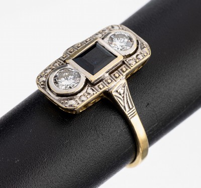 18 kt Gold Brillant-Saphir-Ring, GG 750/000, part. rhod., im Stil des Art Deco, 2 Brillanten zus. ca. 0.40 ct Weiß/si, 1 Saphir -Carree ca. 0.50 ...