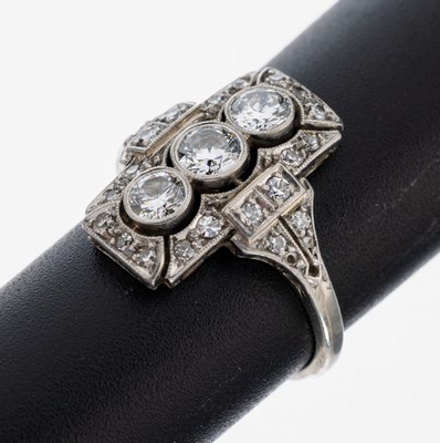 14 kt Gold Diamant-Ring, um 1930, WG 585/000 gepr., mittig 3 Brillanten zus. ca. 0.55 ct Weiß/si-p, 25 8/8-Diamanten und Diamantrosen zus. ca. 0.30 ...