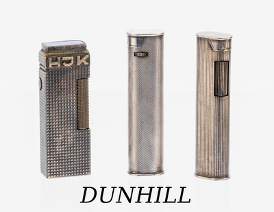 Lot 3 Dunhill Feuerzeuge, Metall versilbert, versch. Dekore und Größen, Funktion jeweils ungepr., sign., 1 x Deckel mit Lapislazuli-Einlage und ...