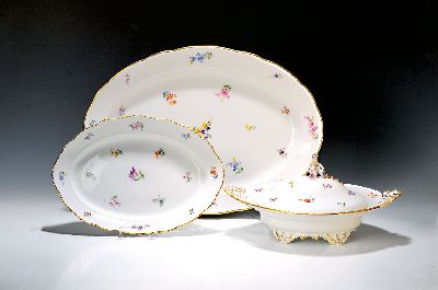 Deckelschüssel und zwei Platten, Meissen, um 1880/90, Knaufschwerter, gestreute Blümchen, Deckelschüssel mit Bekrönung: Putto mit Füllhorn und ...