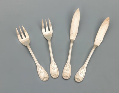 Fischbesteck für 12 Personen, Metall versilbert, Frankreich, floraler Entwurf mit Muschelornamenten, 12 Messer und 12 Gabeln, altersbed. ...