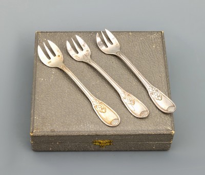 Set 12 Austerngabeln, Metall versilbert, Frankreich, floraler Entwurf mit Muschelornamenten, L. ca. 12.8 cm, Herstellermarke unged., in Etui