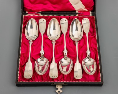 6 Menuelöffel, Österreich-Ungarn, Prag 1872 -1922, 800er Silber, Spatenmuster, L. ca. 21 cm, 335 g, Hersteller J.K. unged., in Etui (nicht orig.)