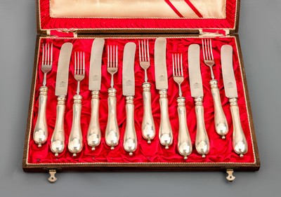 Besteck für 6 Personen, Österreich-Ungarn, Prag, 1872-1922, 800er Silber, 6 Menuemesser und 6 Menuegabeln, schlichtes zeitloses Design, Griffe ...