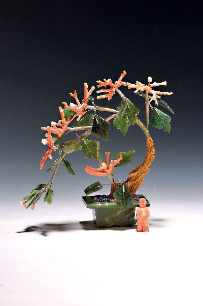 Jade-Korallen-Bäumchen und Korallenfigur, China 20. Jh., Blüten aus Korallenästen, Jadeblätter und Jadegefäss, H. ca. 20 cm, min. Gebr.-spuren, ...
