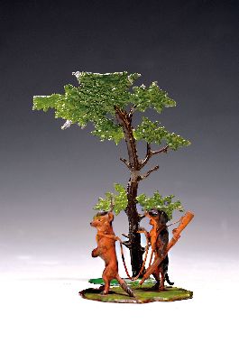 Wiener Bronze, zweite Hälfte 20. Jh., zwei Dackel bei der Jagd, bunt bemalt, H. ca. 5.5 cm, B. 5.5 cm, dazu Baum aus Zinn, bemalt, H. 11.5 cm, l. ...