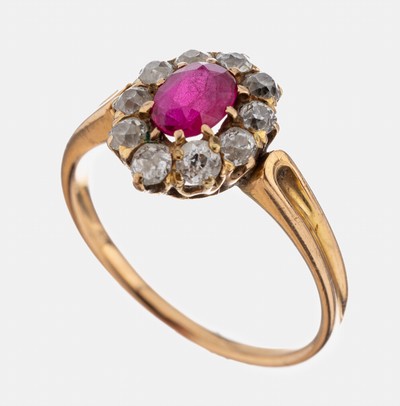 18 kt Gold Farbstein-Diamant-Ring, um 1910, GG 750/000 gepr., ovalfacett. synth. Rubin, 10 Altschliffdiamanten zus. ca. 0.45 ct Weiß-l.get.Weiß/p1, ...