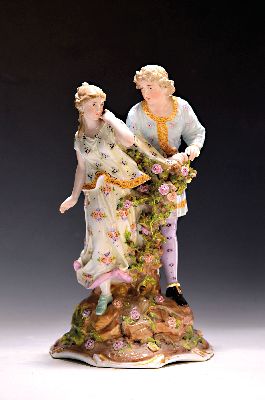 Große Porzellanfigur, Sitzendorf, um 1900, romantisches Paar an der Rosenhecke, bunt bemalt, mit vollplastischen Blüten besetzt, leicht best., H. ...