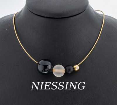 18 kt Gold NIESSING Farbstein-Brillant- Collier, GG 750/000, 4 Kugeln, 1 X Onyx, D.ca. 18.3 mm, 1 x Onyx matt., D. ca. 10 mm, 1 xBergkristall matt., ...