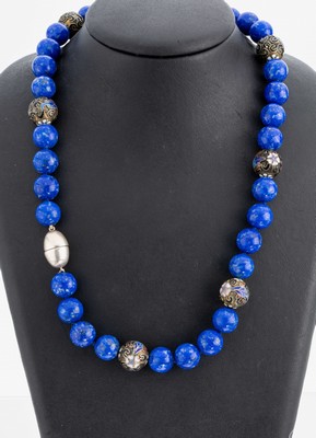 Lapislazuli-Collier mit Email-Zwischenglieder, Silber gepr., Lapislazuli-Kugeln mit Pyrit-Einschlüssen, D. ca. 12 mm, 7 Zwischenglieder,China ...