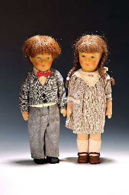 Puppenpaar, Käthe Kruse, 1987, Mädchen und Junge, Junge datiert am Fuß August 87, Echthaarperücken, bemalt, gestopfter Körper, orig. Kleidung, ...