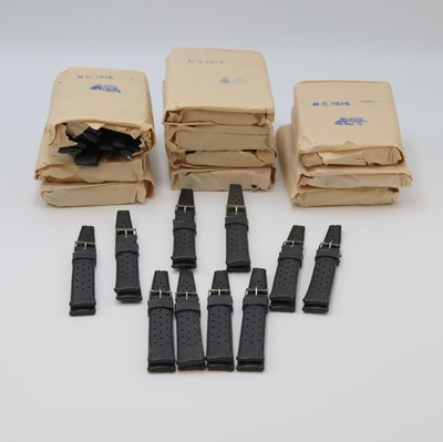 110 Gummibänder für Taucheruhren, ca. 1970er Jahre, Verlauf vom Anstoß zur Stahlschließe 16 auf 14 mm, orig. verpackt in 10er Päckchen, ...