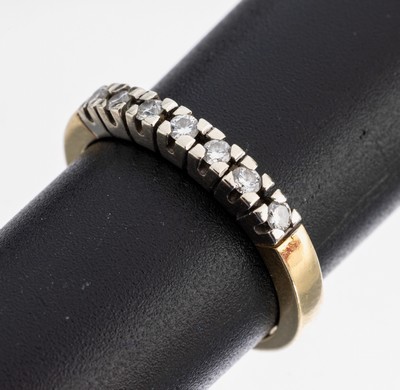 14 kt Gold Brillant-Ring, GG/WG 585/000, 7 in WG gefasste Brillanten zus. ca. 0.21 ct (grav.) Weiß/si, RW 57, ca. 3.6 g