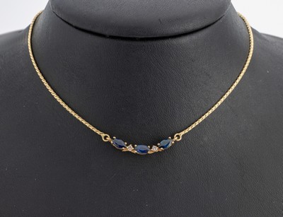 14 kt Gold Saphir-Brillant-Collier, GG 585/000, 3 Saphir-Navettes zus. ca. 0.45 ct, 2 Brillanten zus. ca. 0.06 ct Getönt/p, L. ca. 40 cm, ca. 6.7 g