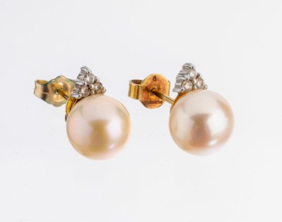 Paar 18 kt Gold Perl-Brillant-Ohrstecker, GG 750/000, 2 Zuchtperlen, D. ca. 9 mm, 6 in WG gefasste Brillanten zus. ca. 0.16 ct Weiß/si, ca. 3.4 g