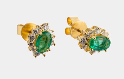 Paar 18 kt Gold Smaragd-Brillant-Ohrstecker, GG 750/000, 2 ovalfacett. Smaragde zus. ca.0.50 ct, 23 Brillanten, 1 Stein fehlt, zus. ca. 0.26 ct ...
