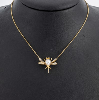 14 kt Gold Perl-Diamant-Collier, GG/WG 585/000, Mittelteil in Form eines Insekts, mittig Zuchtperle, unrund, Flügel mit 4 8/8- Diamanten zus. ca. ...