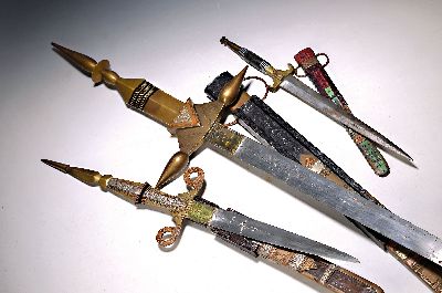 Schwert und 2 Dolche der Tuareg, Nordafrika, ausgehendes 19.Jh., Bronzegriffe, Beschlag mit Bronze, Messing und Kupfer, gravierter Dekor, ...