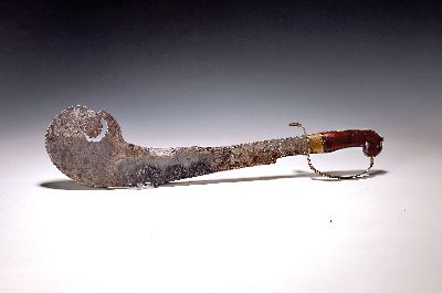 Richt- bzw. Krummesser der Dahomey, Westafrika/Benin, 19.Jh., Stahlklinge, europäischer Holzgriff mit Messingkorb, L. 59 cm