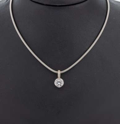 18 kt Gold Brillant-Anhänger, GG/WG 750/000, Brillant in WG gefasst ca. 0.75 ct feines Weiß-Weiß/si, Öse bes. mit 4 Brillantenzus. ca. 0.02 ct ...