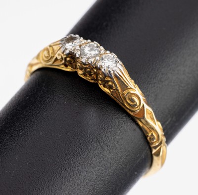 14 kt Gold Brillant-Ring, GG/WG 585/000, nach Vorbild von 1890, 3 in WG gefasste Brillanten zus. ca. 0.12 ct Weiß/si, RW 58, ca. 2.5 g, in Etui
