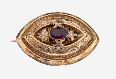 14 kt Gold Amethyst-Brosche, um 1870, Schaumgold, ovale Grundform, fein grav., ovalfacett. Amethyst ca. 1.20 ct, rs. Medaillonfach mit Haareinlage, ...