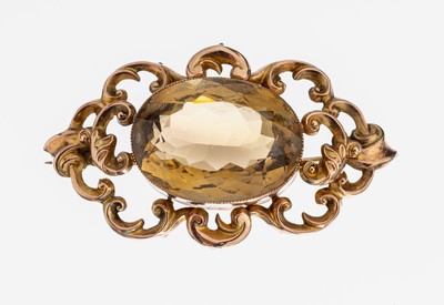 8 kt Gold Rauchquarz-Brosche, um 1890, GG 333/000 gepr., Fassung aus Rocaillen und Voluten, mittig ovalfacett. Rauchquarz ca. 55.0 ct, ca. 6.4 x 3.6 ...